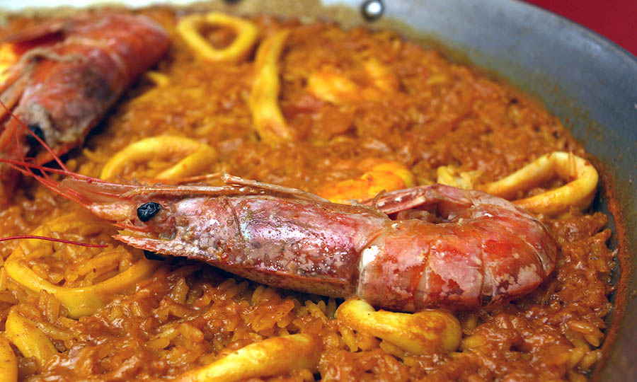 Paella de camarones de rio y calamares