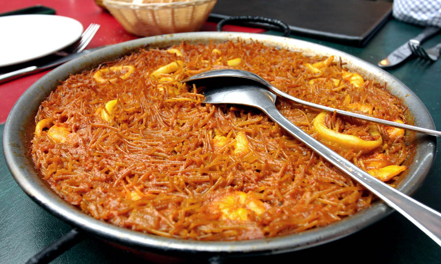 La adictiva Fideua de camarones y calamares 