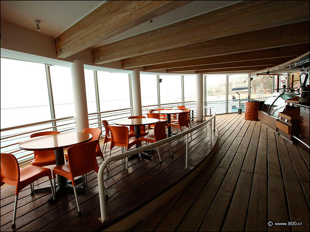 Mesas en el Emporio Gourmet de San Alfonso del Mar y vista a la piscina - Emporio Gourmet (San Alfonso del Mar)