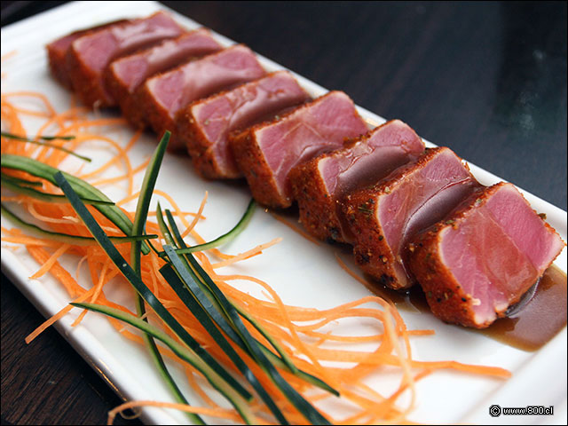 Sashimi cajn, atn sellado con especias cajn y servido con salsa de ostras al limn - Sakura Express (Apoquindo)