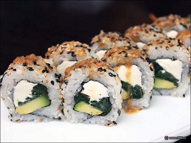 Green Roll,cebolln a la plancha palta, queso crema, envuelto en ssamo y mantequilla batayaky. - Sakura Express (Apoquindo)