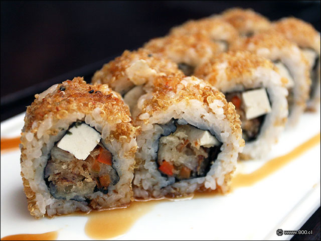 Keiki Roll, cebolla morada tempura, tof, palta, pimentn tempura, envuelto en quinoa frita y salsa unagi. - Sakura Express (Apoquindo)