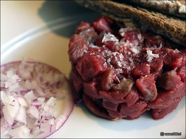 Carne picada a mano con sal gruesa y cebolla en Tartar de Filete de Le Fournil - Le Fournil (Manuel Montt)