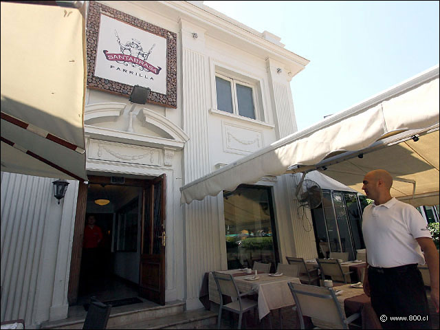 Puerta de entrada al restaurante Santa Brasa Alonso de Crdova - Casa Santa Brasa Vitacura