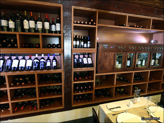 Cava y wine dispenser de restaurante Santa Brasa Alonso de Crdova - Casa Santa Brasa Vitacura