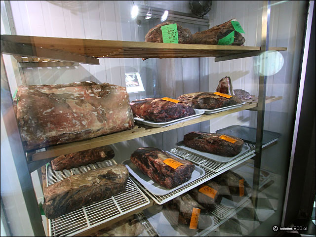 Vitrina con piezas de carne en maduracin - Casa Santa Brasa Vitacura