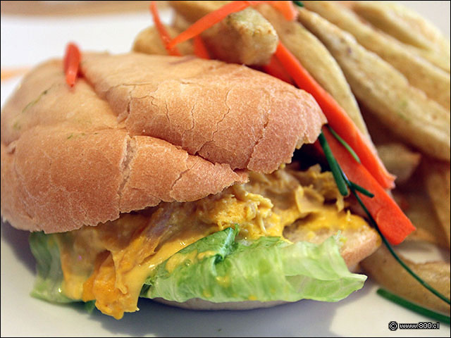 Fallido sanwich de aj de gallina con papas fritas