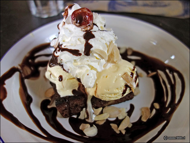Fudge Brownie con helado de vainilla, crema chantilly y salsa de chocolate - Uncle Fletch - Bellavista