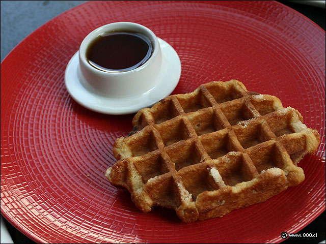 Caf americano con waffle - Between Coffee Bar