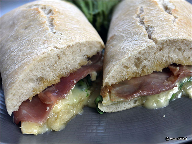 Sandwiches gourmet Between Caf