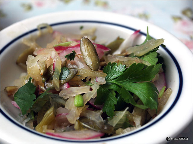 Salsa de cebola, semillas de zapallo y cilantro para acompaas las arvejas - Salvador Cocina y Caf
