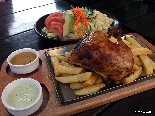 Un cuarto de pollo asado con papas fritas y ensalada en Tanta  - Tanta (La Florida)