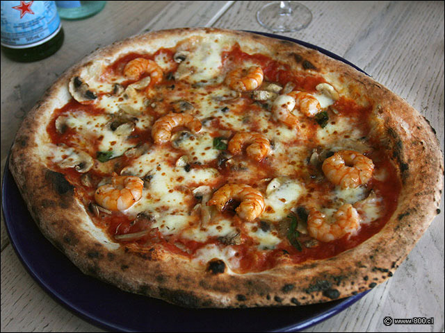 La potente Pizza Mare e Monti, con camarones salteados y aceite de trufa blanca