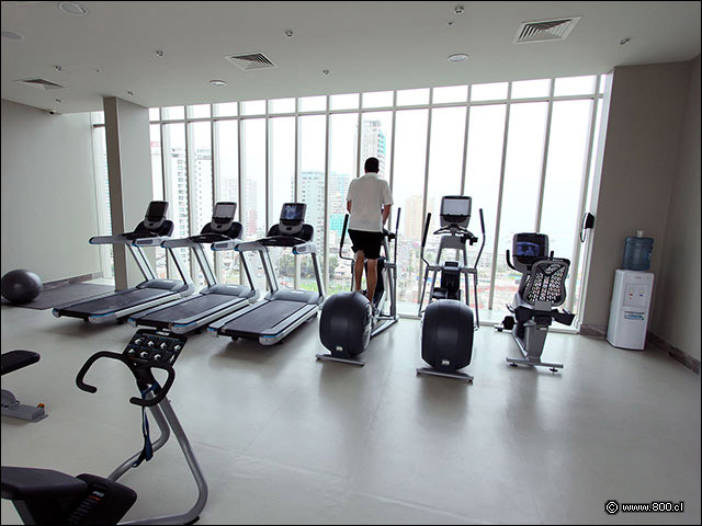 Gimnasio con vista panormica - Hilton Garden Inn Iquique