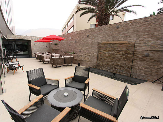 La terraza interior durante el da - Hilton Garden Inn Iquique