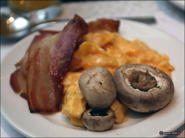 Plato de huevos para el desayuno - Hilton Garden Inn Iquique