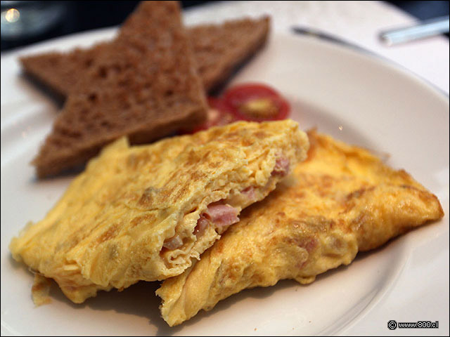 Jugoso omelette de jamn y queso - Hilton Garden Inn Iquique