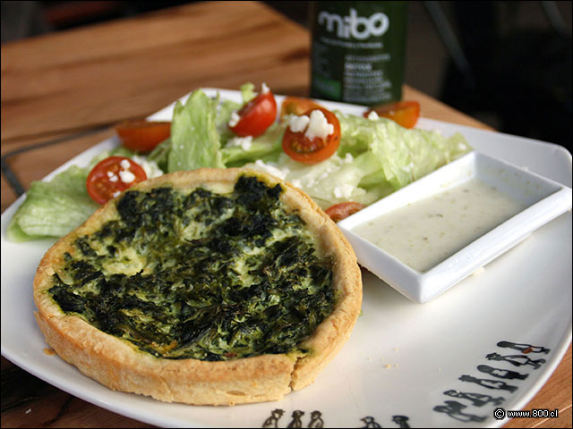 Quiche de espinacas con ensalada de lechuga y tomateros - Caf del 10