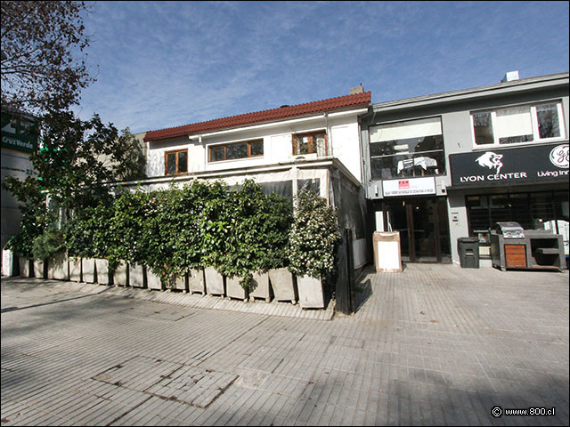 Fachada restaurante Miraolas en Vitacura con Los Laureles