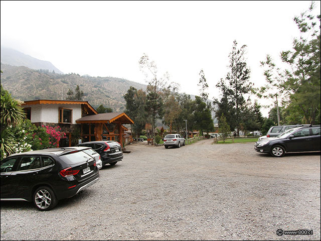 Amplio estacionamiento para el hotel y el restaurante - Allkamari (Cajn del Maipo)