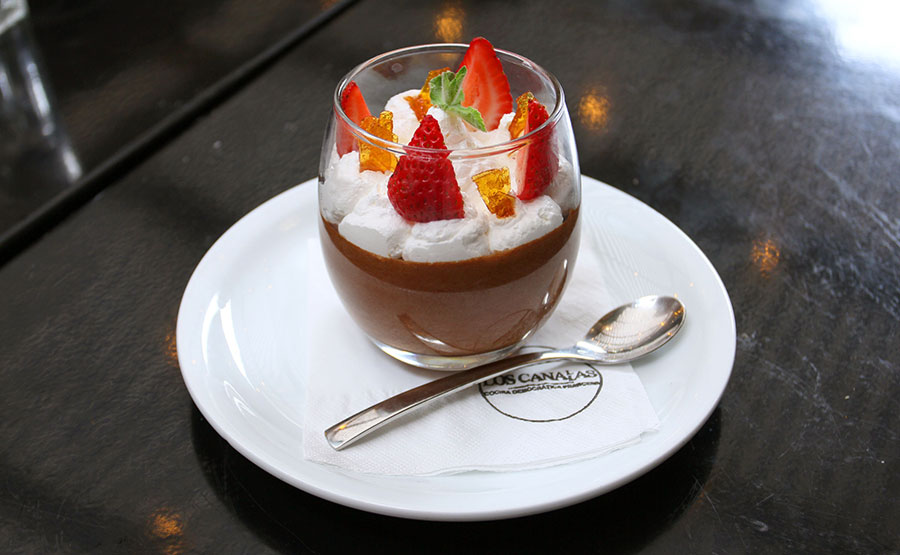 Mousse de Chocolate con crema y frutillas - Los Canallas
