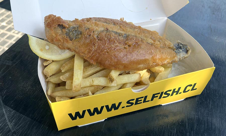 Fish Box de pescada con Papa fritas y salsas de Alioli y Crema cida - Selfish El Golf