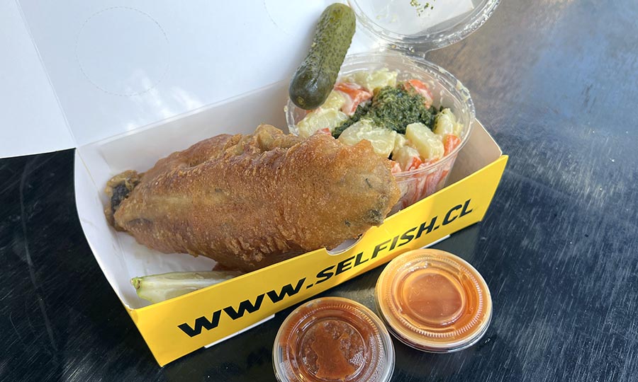 Fish Box de pescada con Papa mayo y salsas de Pimenton ahumado y Pia - Selfish El Golf
