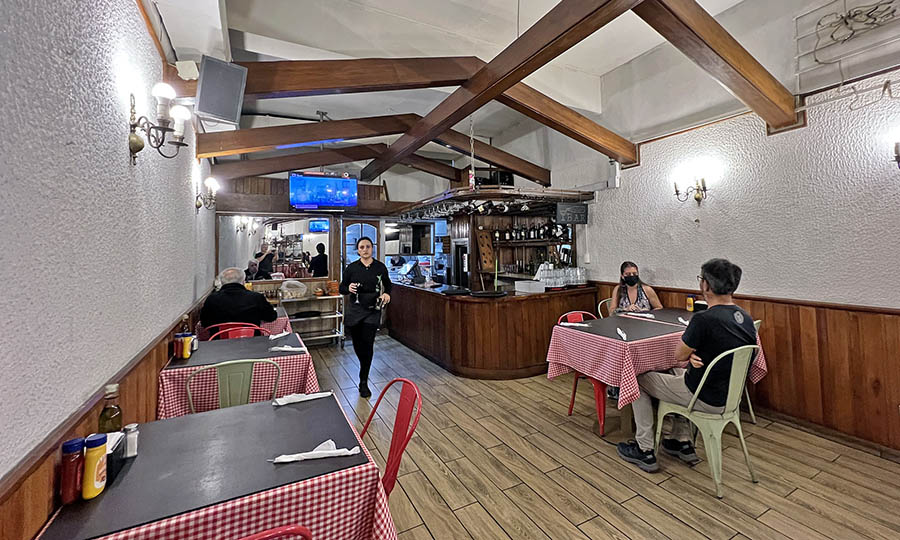 El bar y la cocina de La Vera Pizza 1 en el segundo piso - La Vera Pizza Providencia