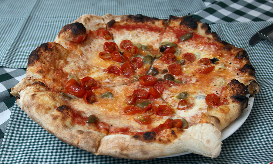 Pizza aceituna y tomate cherry
