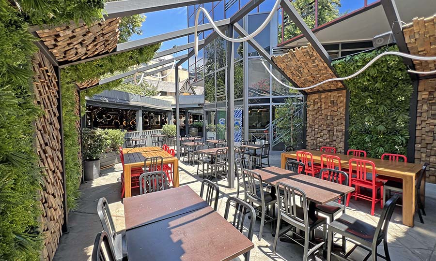 Terraza abierta de Quercus con mesas - Quercus Bar