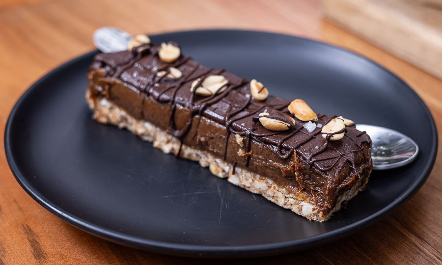Aplausos para este vegano y consistente Snickers - Brekkie