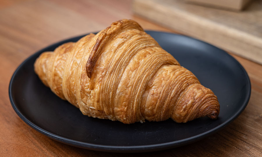 Impecable Croissant tradicional estilo francs - Brekkie