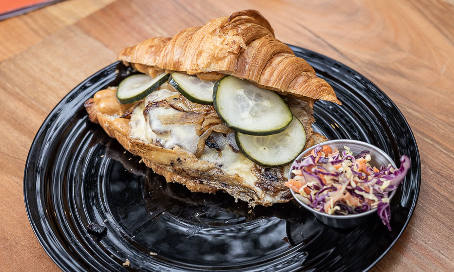 Bursan: Smash burger en croissant - Brekkie