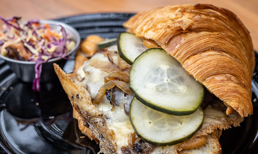 Bursan: Smash burger en croissant - Brekkie