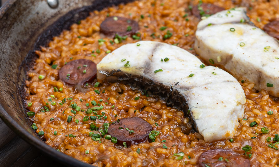 Arroz con pescado y chorizo