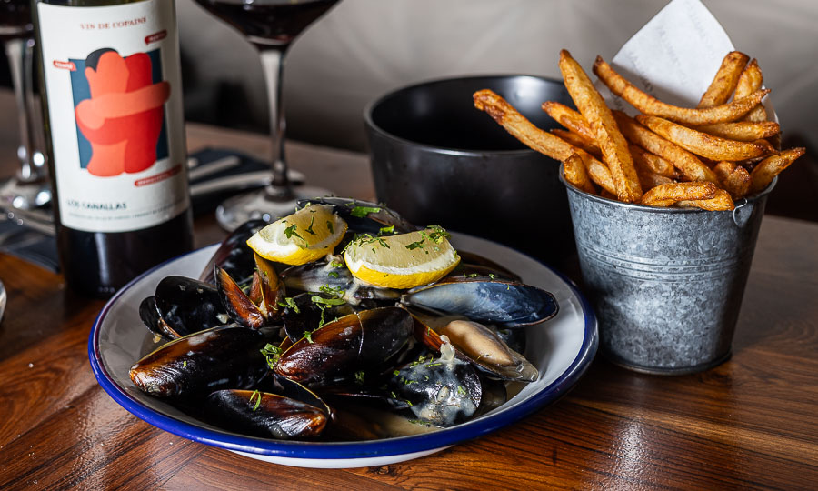 Choritos con papas fritas (Moules Frites) - Los Canallas