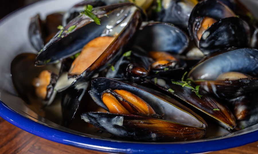 Choritos con papas fritas (Moules Frites) - Los Canallas