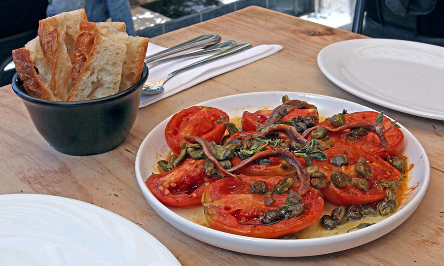 Tomates mediterrneos con anchoas - Guappo Bistr