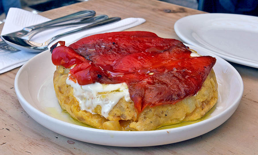 Tortilla espaola con pimentn asado - Guappo Bistr