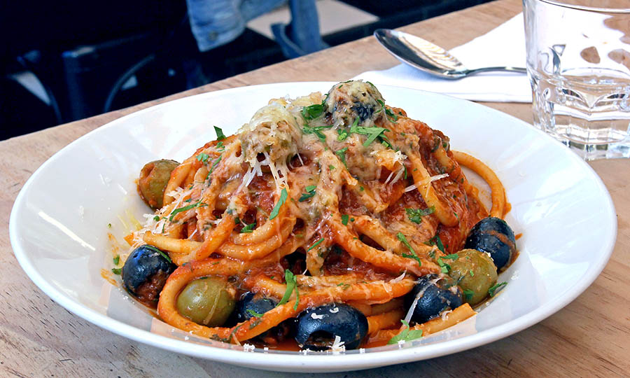 Pasta Bucatini a la puttanesca - Guappo Bistr