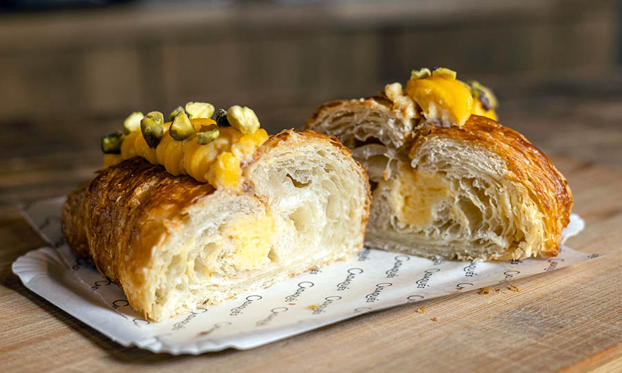 Croissant con pastelera y pistachos