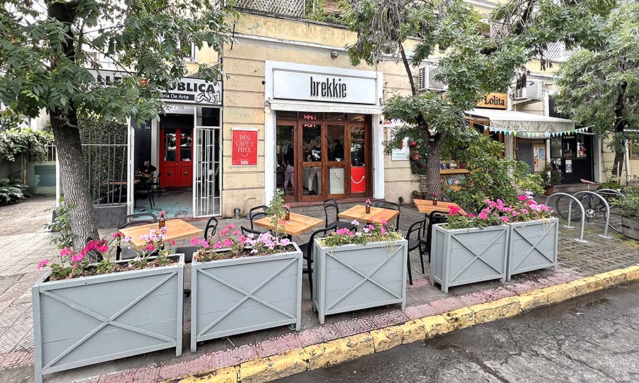 Fachada de la cafetera Brekkie en Barrio Pocuro - Brekkie