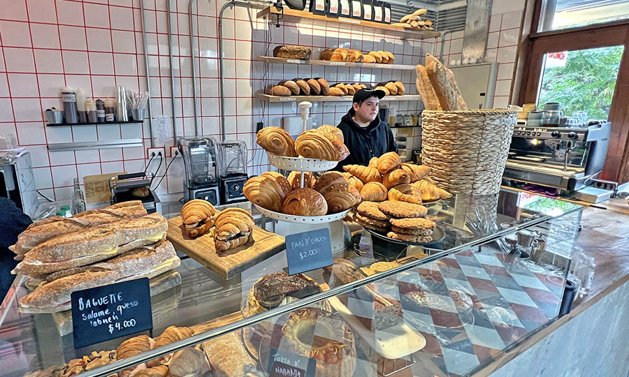 Zona de atencin a clientes, cafetera y panadera - Brekkie