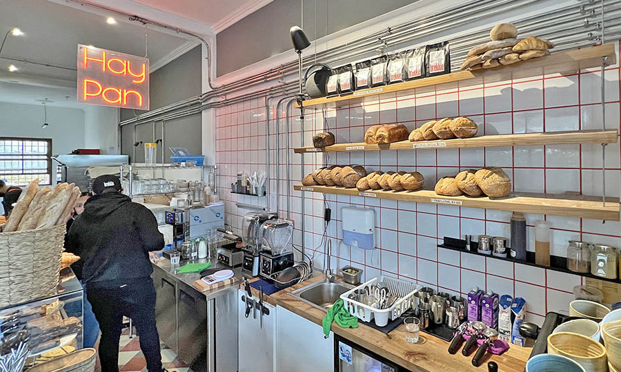 Zona de atencin a clientes, cafetera y panadera - Brekkie