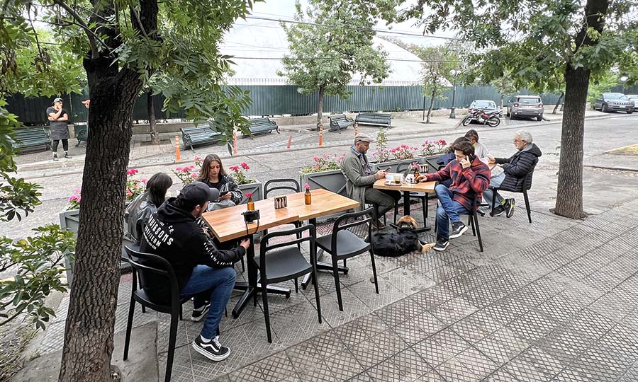 La terraza de Brekkie en la vereda la calle Repblica de Cuba