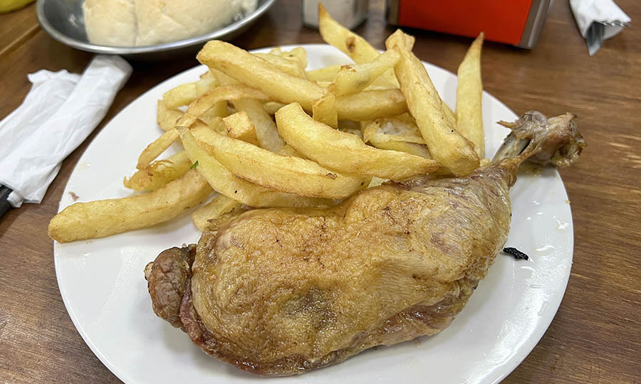 Muy buen pollo al horno con papas fritas casera