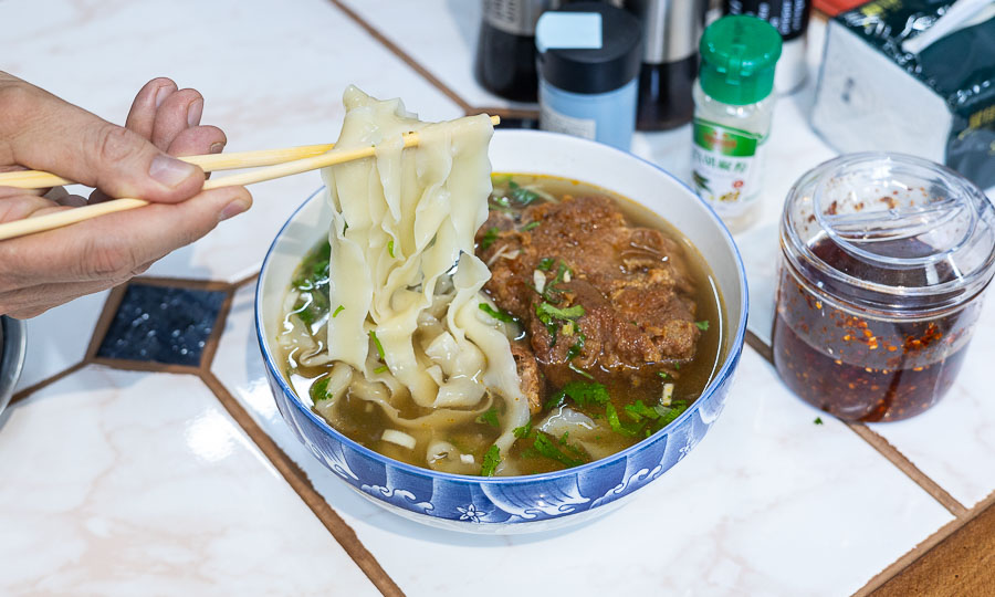 Ramen chino de chuleta de cerdo con fideo plano