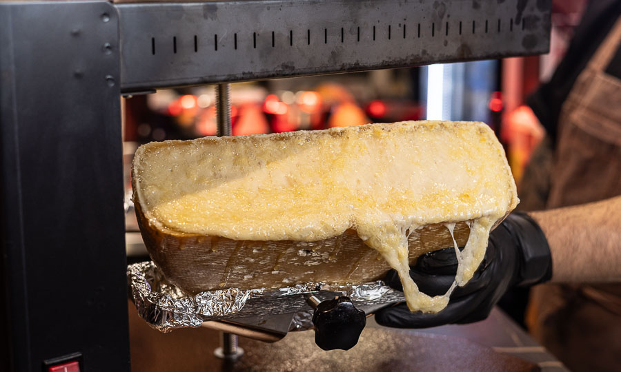 El queso estilo suizo gratinado de Je Suis Raclette - Je Suis Raclette - MUT