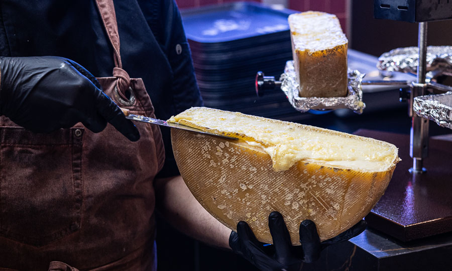 El queso estilo suizo gratinado de Je Suis Raclette - Je Suis Raclette - MUT