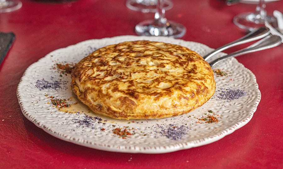 Jugosa Tortilla espaola con chorizo riojano - La Cocina de Javier